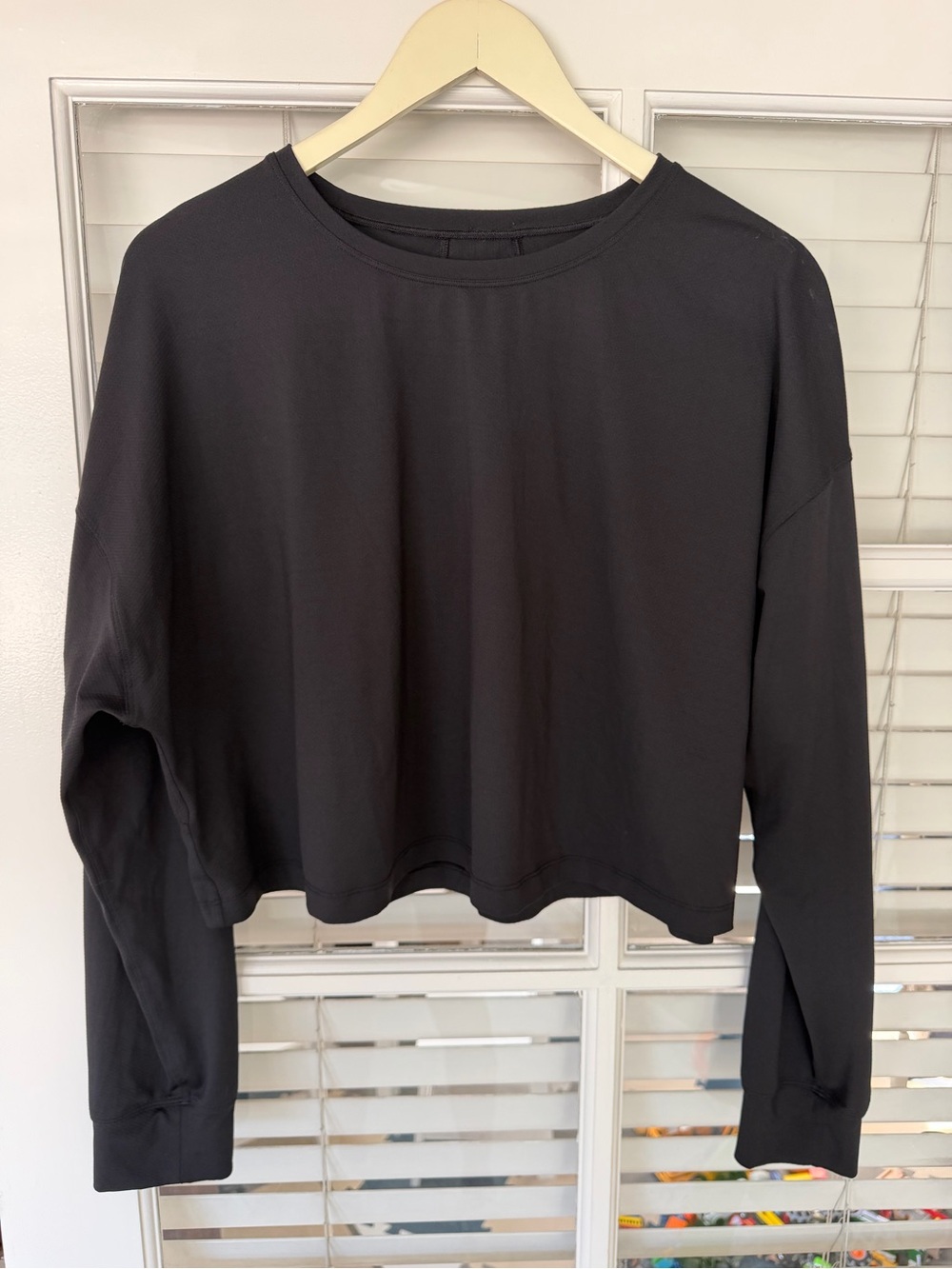 Lululemon Black Women's Long Sleeve Cropped Top
